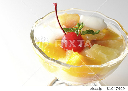 牛乳かんやパイン、マンゴー、白桃、チェリー、ミカン等のフルーツが入ったフルーツポンチを白背景で撮影 81047409