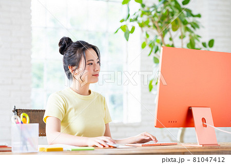オフィスの若いエンジニア オフィスの若いエンジニア 81047412
