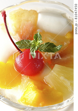 牛乳かんやパイン、マンゴー、白桃、チェリー、ミカン等が入ったフルーツポンチを白背景で俯瞰撮影 牛乳かんやパイン、マンゴー、白桃、チェリー、ミカン等が入ったフルーツポンチを白背景で俯瞰撮影 81047450