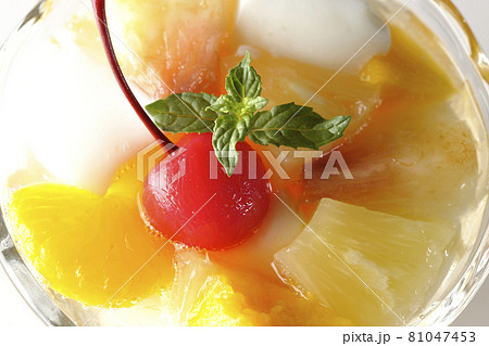 牛乳かんやパイン、マンゴー、白桃、チェリー、ミカン等が入ったフルーツポンチを白背景で俯瞰撮影 81047453