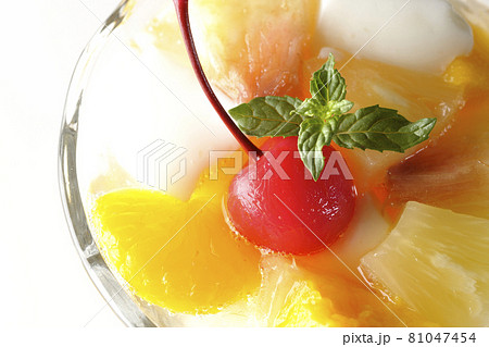 牛乳かんやパイン、マンゴー、白桃、チェリー、ミカン等が入ったフルーツポンチを白背景で俯瞰撮影 81047454