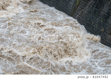 大雨で増水した川 大雨で増水した川 81047492