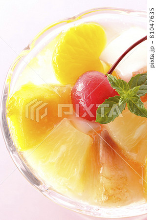 牛乳かんやパイン、マンゴー、白桃、チェリー、ミカンなど沢山のフルーツが入ったフルーツポンチを俯瞰撮影 牛乳かんやパイン、マンゴー、白桃、チェリー、ミカンなど沢山のフルーツが入ったフルーツポンチを俯瞰撮影 81047635