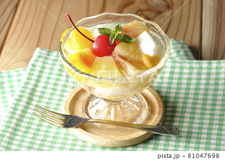 牛乳かんやパイン、マンゴー、白桃、チェリー、ミカンなど沢山のフルーツが入ったフルーツポンチ 牛乳かんやパイン、マンゴー、白桃、チェリー、ミカンなど沢山のフルーツが入ったフルーツポンチ 81047698