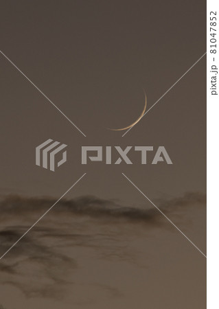 北杜市武川町、夕焼雲の中に細い月 81047852