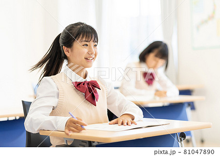 女子中学生 教室 学校 スクールイメージ　撮影協力：中央工学校附属日本語学校 81047890