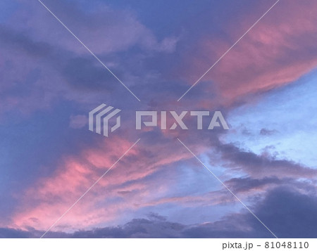 空 雨上がり 夏の夕焼け 81048110