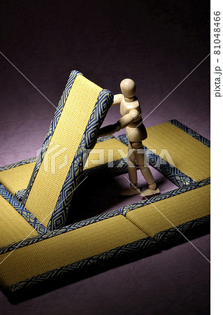 デッサン人形が畳を持ち上げる。 81048466