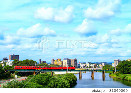 岡崎市の町並みと名鉄電車の風景 81049069