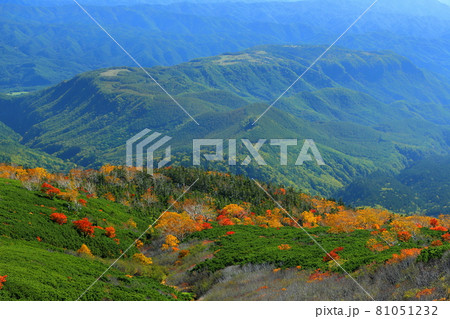 長野県木曽郡木曽町 御嶽山登山道からの紅葉と山々の景色 長野県木曽郡木曽町 御嶽山登山道からの紅葉と山々の景色 81051232