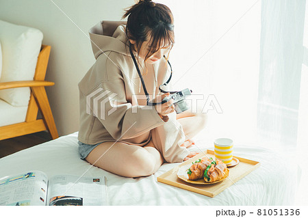 料理の写真を撮る女性 81051336
