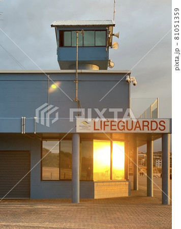 ライフガードの建物に映るサンライズ ライフガードの建物に映るサンライズ 81051359