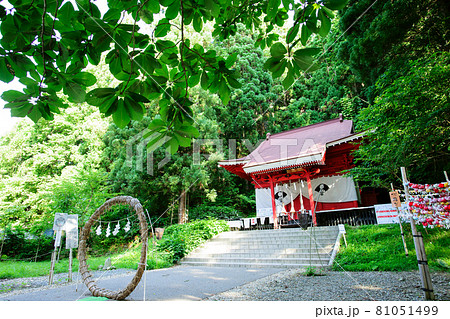 森の中の御座石神社　秋田県田沢湖　 81051499