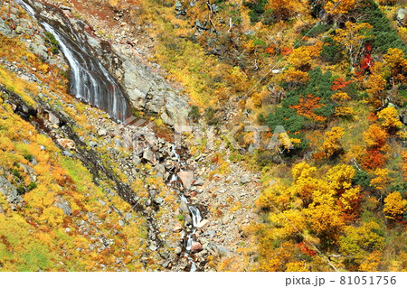 長野県木曽郡木曽町 御嶽山斜面の滝と紅葉の景色 長野県木曽郡木曽町 御嶽山斜面の滝と紅葉の景色 81051756
