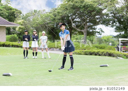 ゴルフを楽しむ女性　ティーショット　ドライバー 81052149