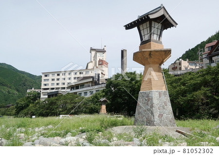 飛騨川河川敷にある下呂温泉源泉塔 81052302