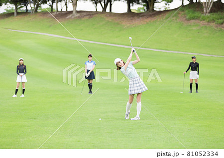 ゴルフを楽しむ女性 ゴルフを楽しむ女性 81052334