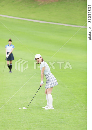 ゴルフを楽しむ女性 ゴルフを楽しむ女性 81052335