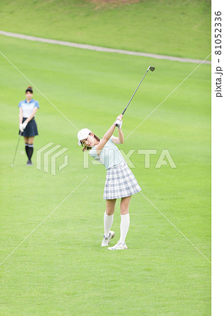 ゴルフを楽しむ女性 ゴルフを楽しむ女性 81052336