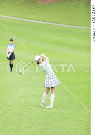 ゴルフを楽しむ女性 ゴルフを楽しむ女性 81052337