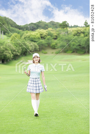 ゴルフを楽しむ女性 ゴルフを楽しむ女性 81052428