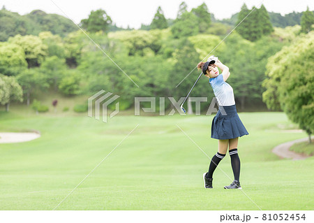 ゴルフを楽しむ女性 ゴルフを楽しむ女性 81052454