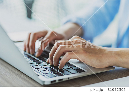 ノートパソコンでタイピングをする若い男性の手元イメージ　撮影協力「＋SHIFT NOGIZAKA」 81052505