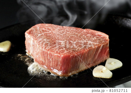 鉄板で焼いた国産黒毛和牛ヒレステーキ 81052711