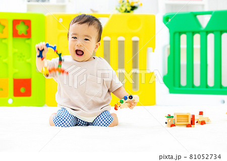 保育園で遊ぶ赤ちゃん 保育園で遊ぶ赤ちゃん 81052734