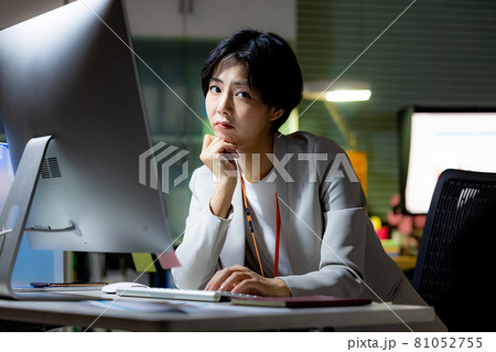 女性　残業　ビジネス 81052755