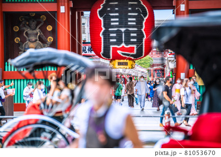 日本の東京都市景観 水最多東京4200人。全国は1万5813人最多。浅草寺は多くの人出…＝8月11日 81053670