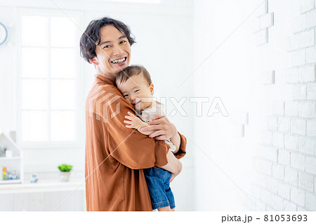 お父さんと赤ちゃん 81053693