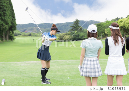 ゴルフを楽しむ女性　ティーショット　ドライバー 81053931