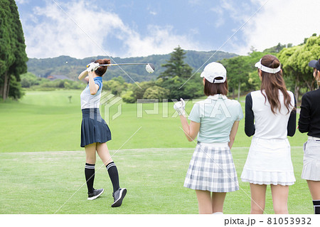 ゴルフを楽しむ女性　ティーショット　ドライバー 81053932