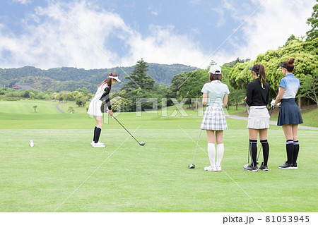 ゴルフを楽しむ女性　ティーショット　ドライバー 81053945
