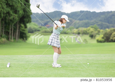ゴルフを楽しむ女性　ティーショット　ドライバー 81053956
