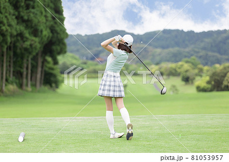 ゴルフを楽しむ女性　ティーショット　ドライバー 81053957