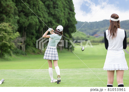 ゴルフを楽しむ女性　ティーショット　ドライバー 81053961