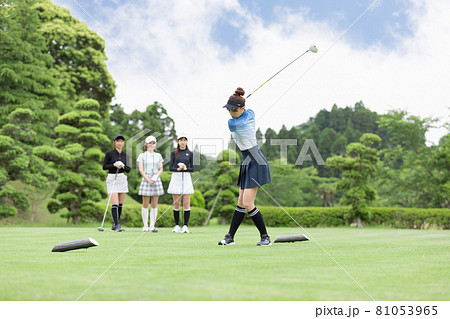 ゴルフを楽しむ女性　ティーショット　ドライバー 81053965