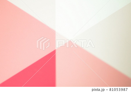 赤色系の抽象的背景　赤・ピンク色のライン　図形風 81053987