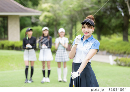 ゴルフを楽しむ女性 ゴルフを楽しむ女性 81054064