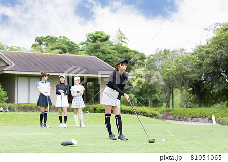 ゴルフを楽しむ女性　ティーショット　ドライバー 81054065