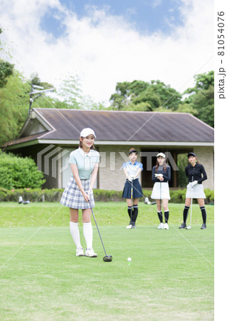 ゴルフを楽しむ女性 ティーショット ドライバー ゴルフを楽しむ女性 ティーショット ドライバー 81054076