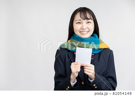 女子高生　受験生　合格発表 81054149