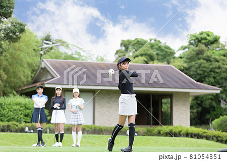 ゴルフを楽しむ女性 ティーショット ドライバー ゴルフを楽しむ女性 ティーショット ドライバー 81054351