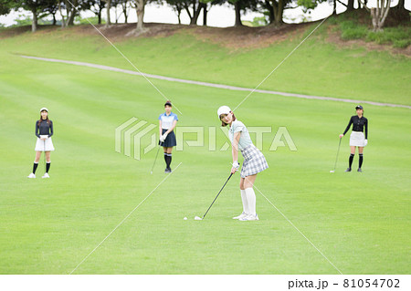 ゴルフを楽しむ女性 81054702