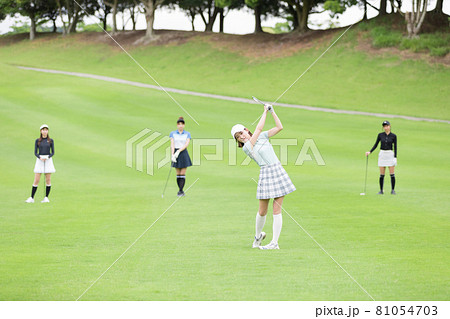 ゴルフを楽しむ女性 81054703