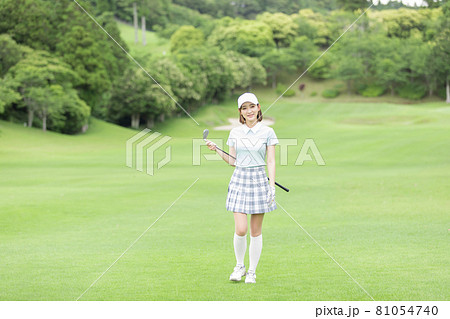 ゴルフを楽しむ女性 ゴルフを楽しむ女性 81054740