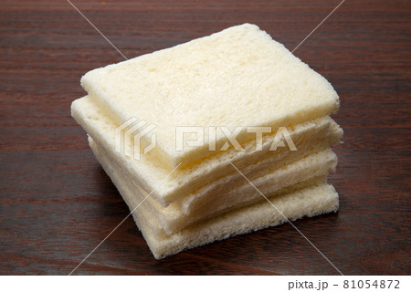 サンドウィッチ用の薄切り食パン 81054872