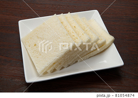 サンドウィッチ用の薄切り食パン 81054874